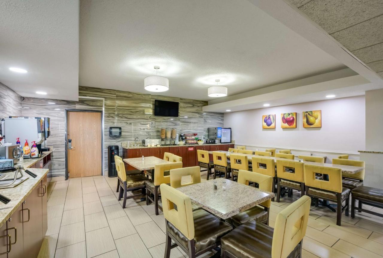 Best Western Waukesha Grand Pewaukee Exterior foto